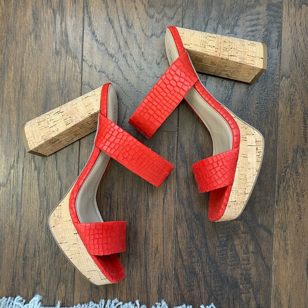 Brand New Charles Davis Embossed platform slide sandals size 8.5